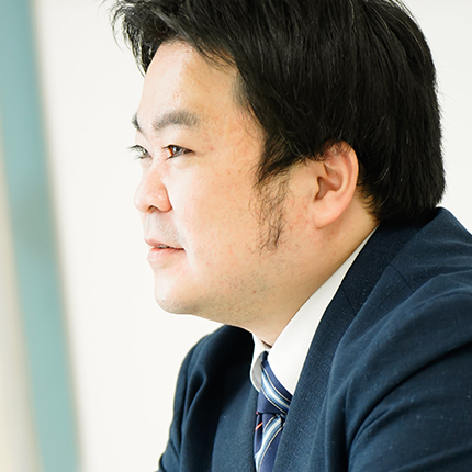 写真：インタビューを受ける菅野
