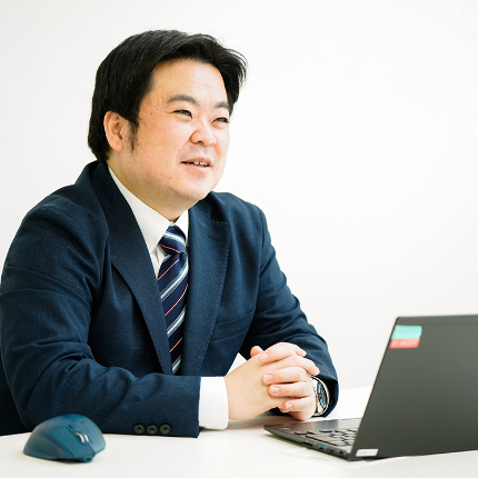写真：会社に深く貢献できる経理マンを目指す菅野