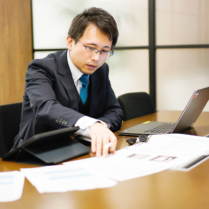 写真：仕事をする勝股の様子