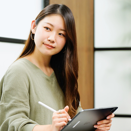 写真：iPadで仕事をする馬渕