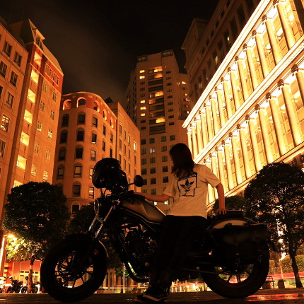 写真：バイクに乗る馬渕