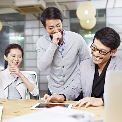 写真：社員が会話する様子