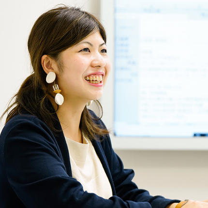 写真：インタビューを受ける佐藤